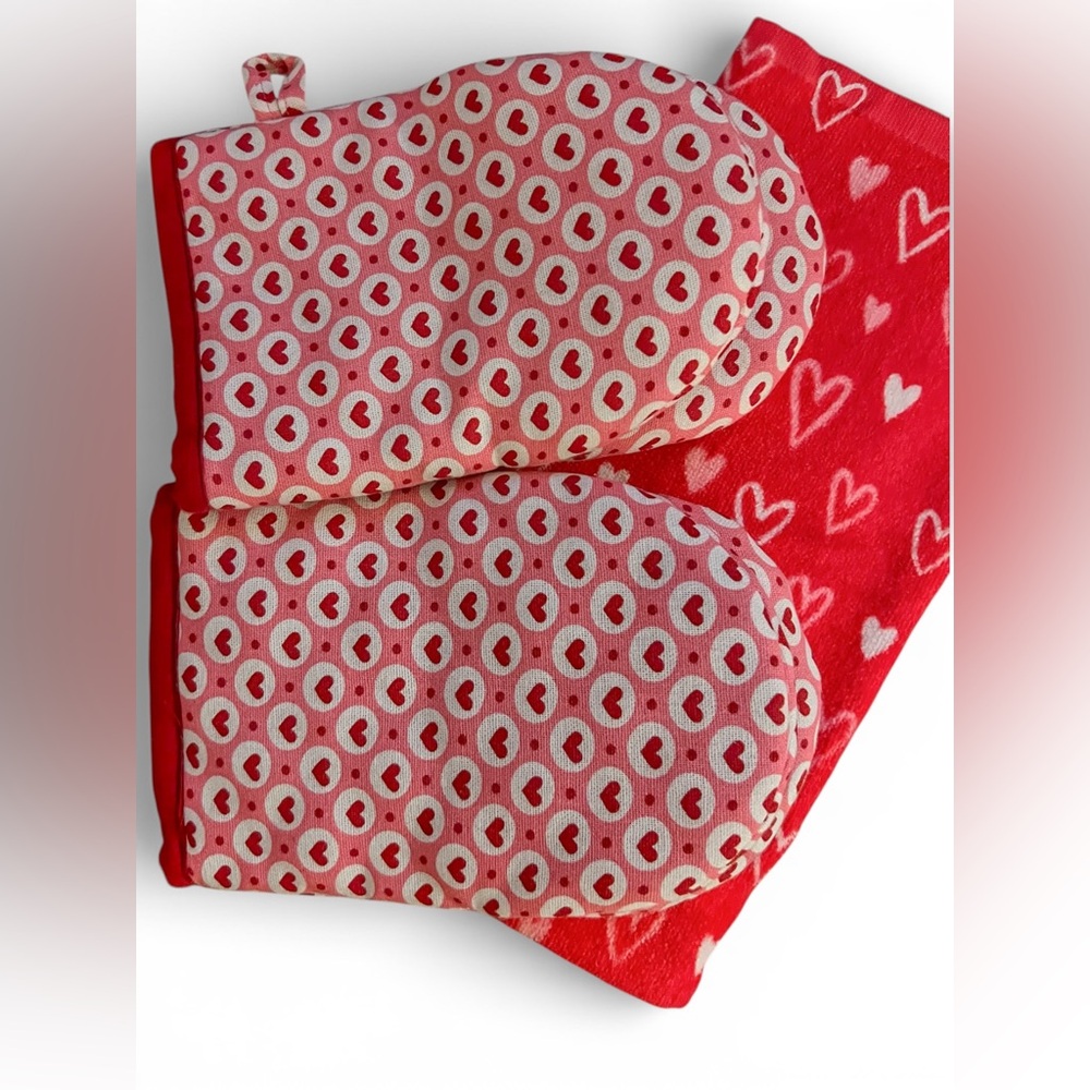 Cupcakes and Cashmere Valentine’s Day Hearts Oven Mitts and Tea Towel NWOT